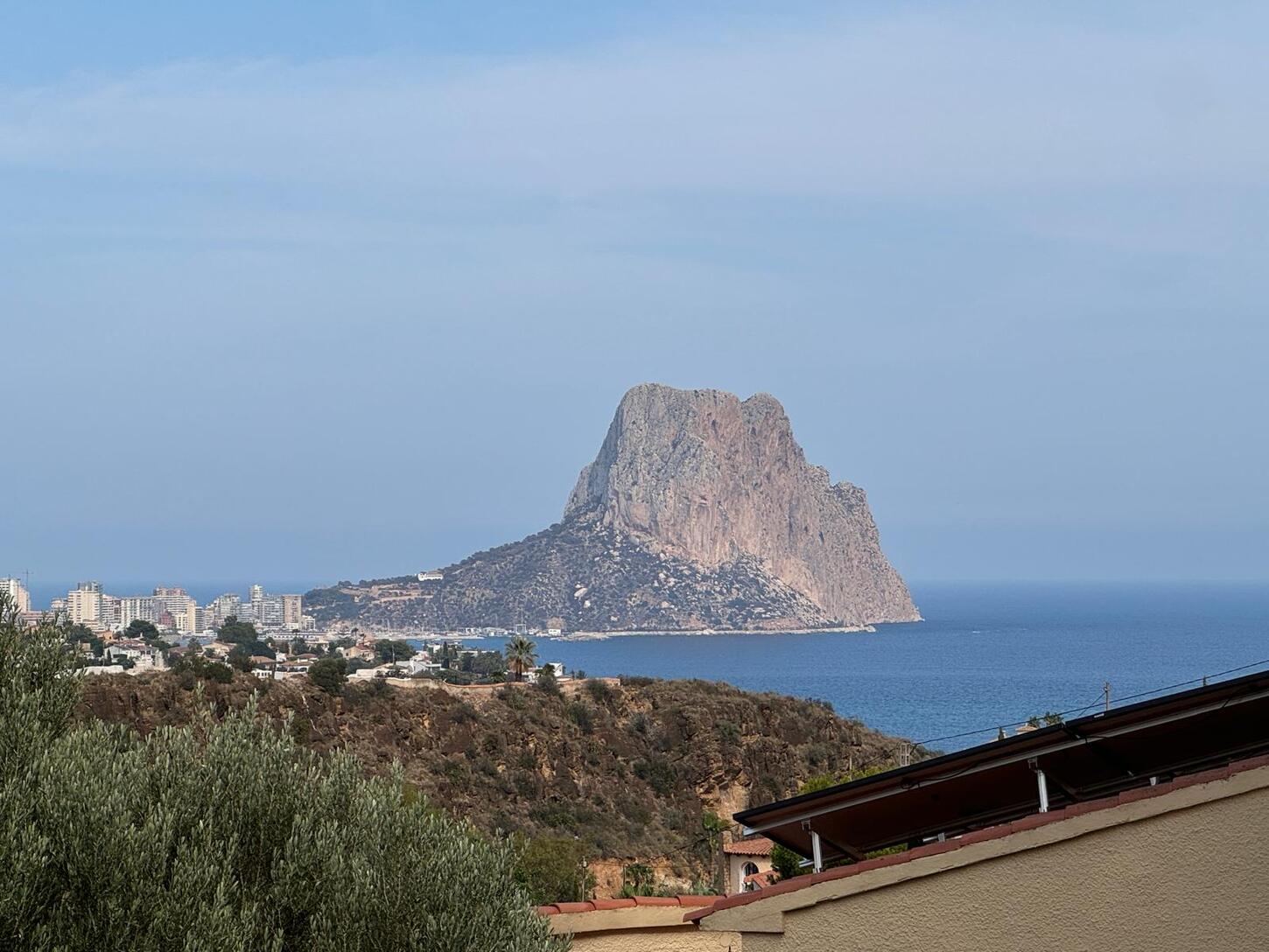 Villa de 3 dormitorios y 2 baños  cerca del centro y de todos los servicios en Calpe. Forma 2 viviendas que se pueden habitar de forma independiente.